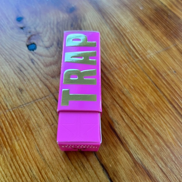 New in Box‎ Jeffree Star Velvet Trap Lipstick in Confessional Hot Red Rare - Picture 13 of 14